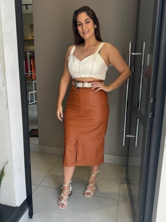 Saia midi caramelo em courino
