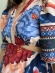 Vestido midi estampado com abertura lateral